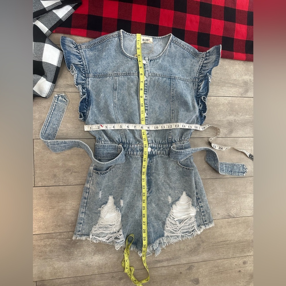 New BiBi Ruffled Distressed Denim Romper Ruffle Sleeve Romper Size Small - Picture 14 of 16